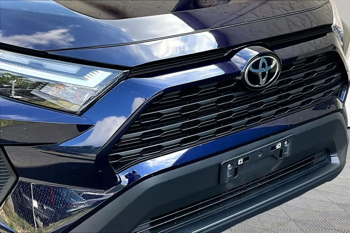 2025 Toyota RAV4 XLE thumbnail 29