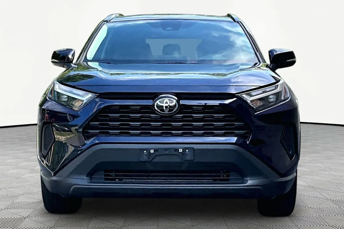 2025 Toyota RAV4 XLE thumbnail 3