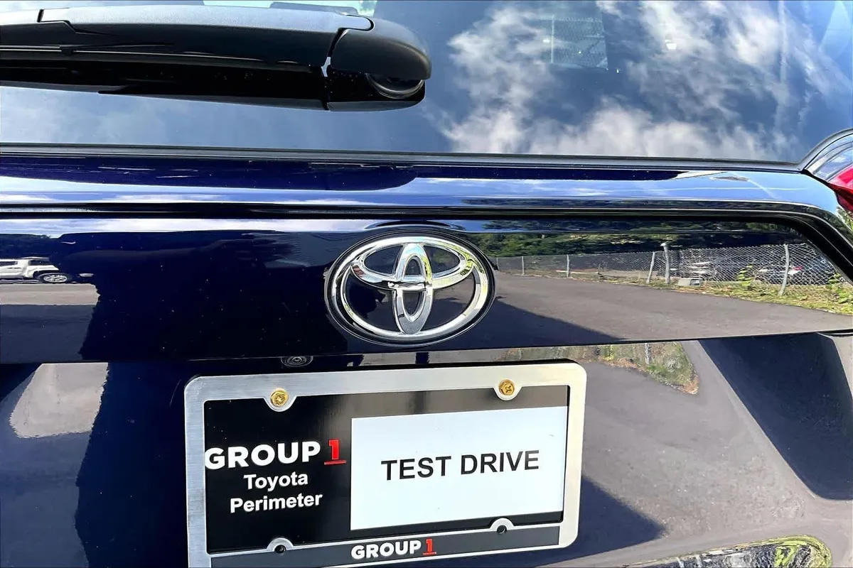 2025 Toyota RAV4 XLE thumbnail 30