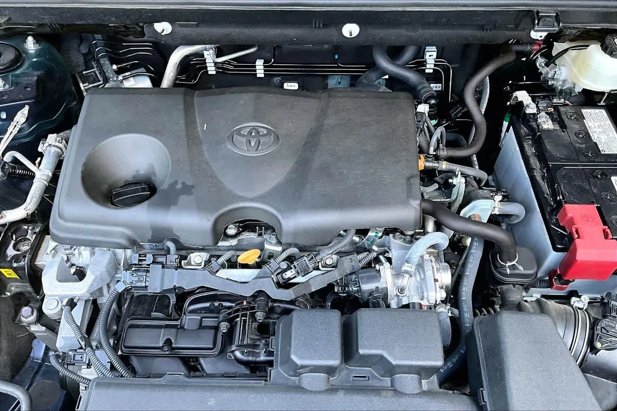 2025 Toyota RAV4 XLE thumbnail 32