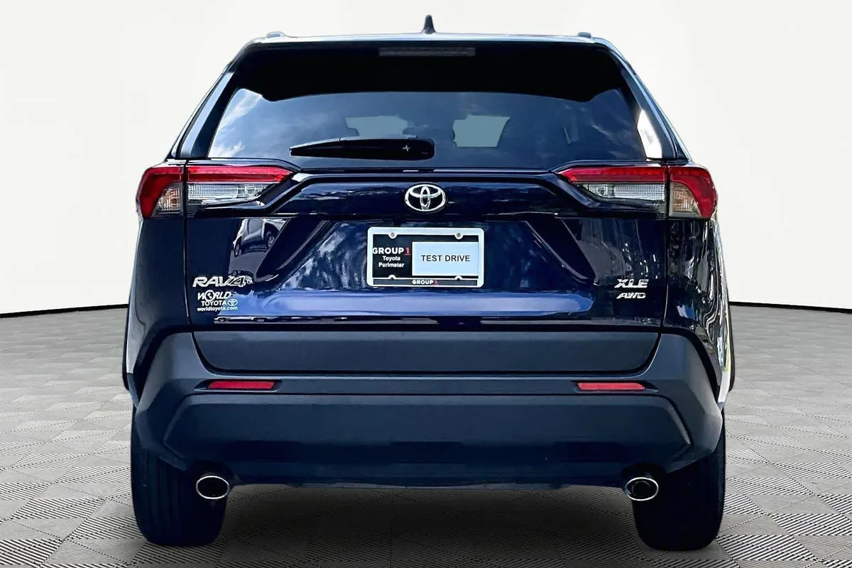 2025 Toyota RAV4 XLE thumbnail 4
