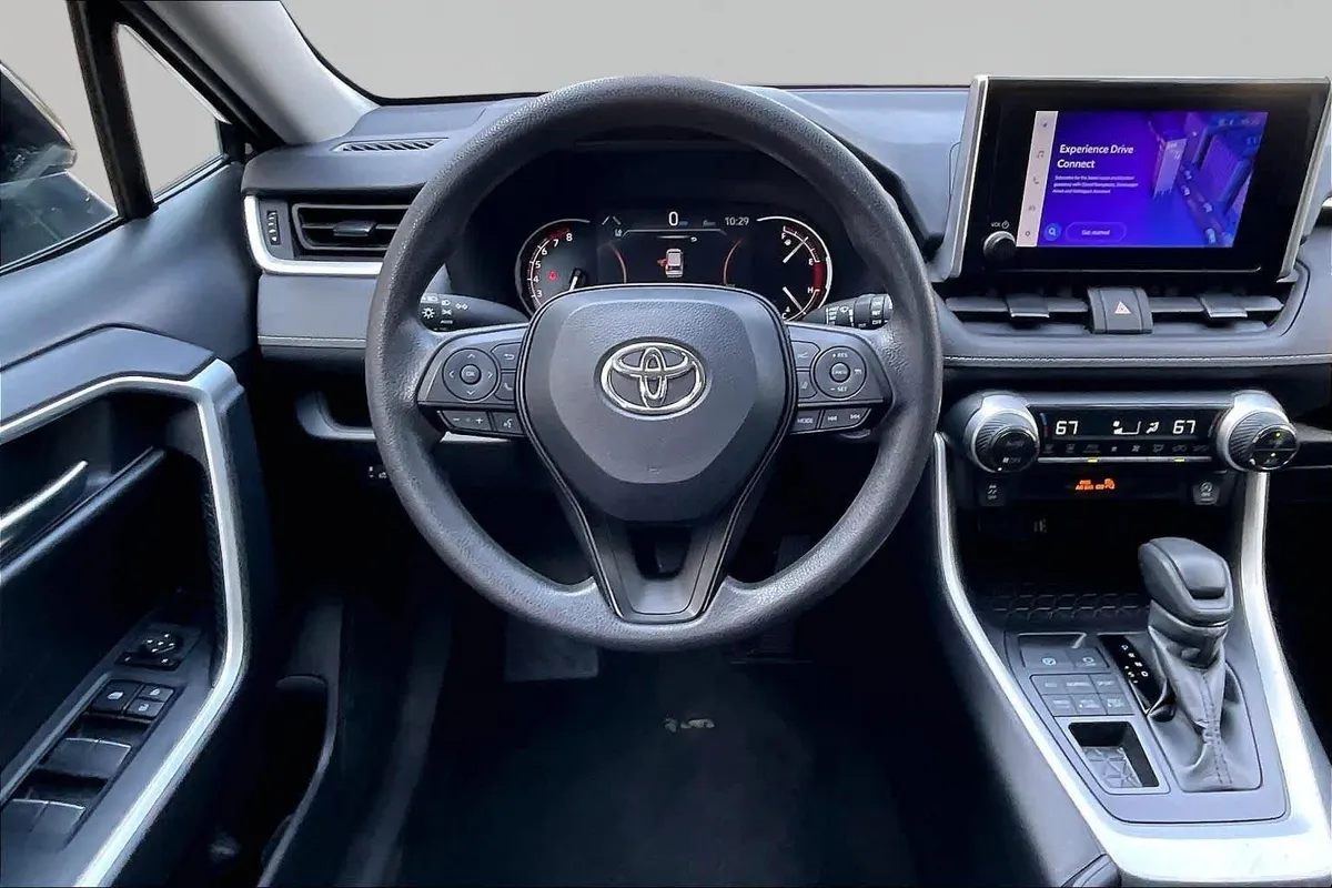 2025 Toyota RAV4 XLE thumbnail 5