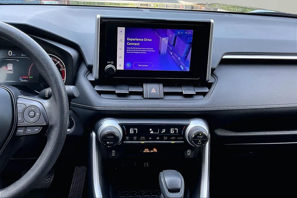 2025 Toyota RAV4 XLE thumbnail 6