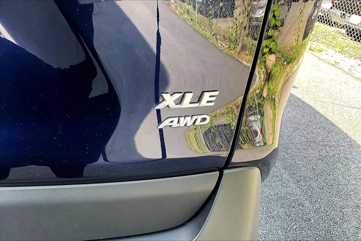 2025 Toyota RAV4 XLE thumbnail 9
