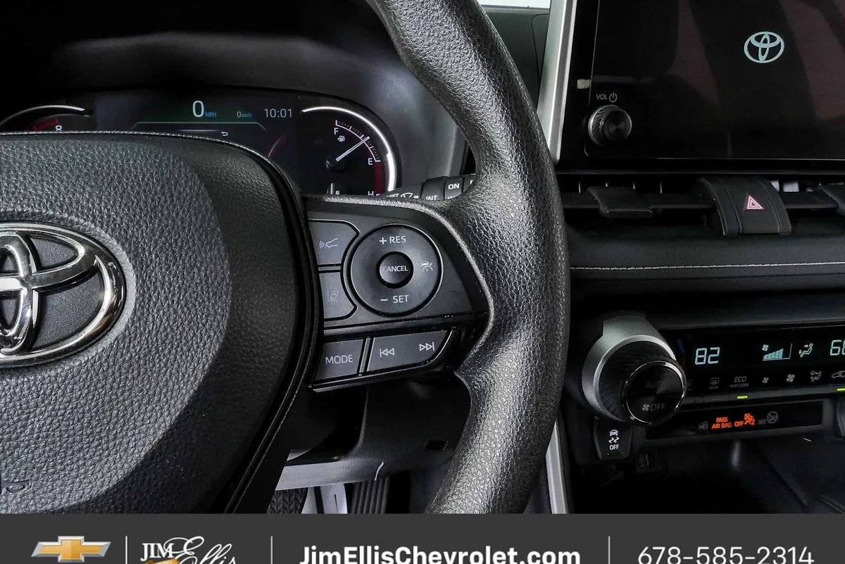 2025 Toyota RAV4 XLE thumbnail 10