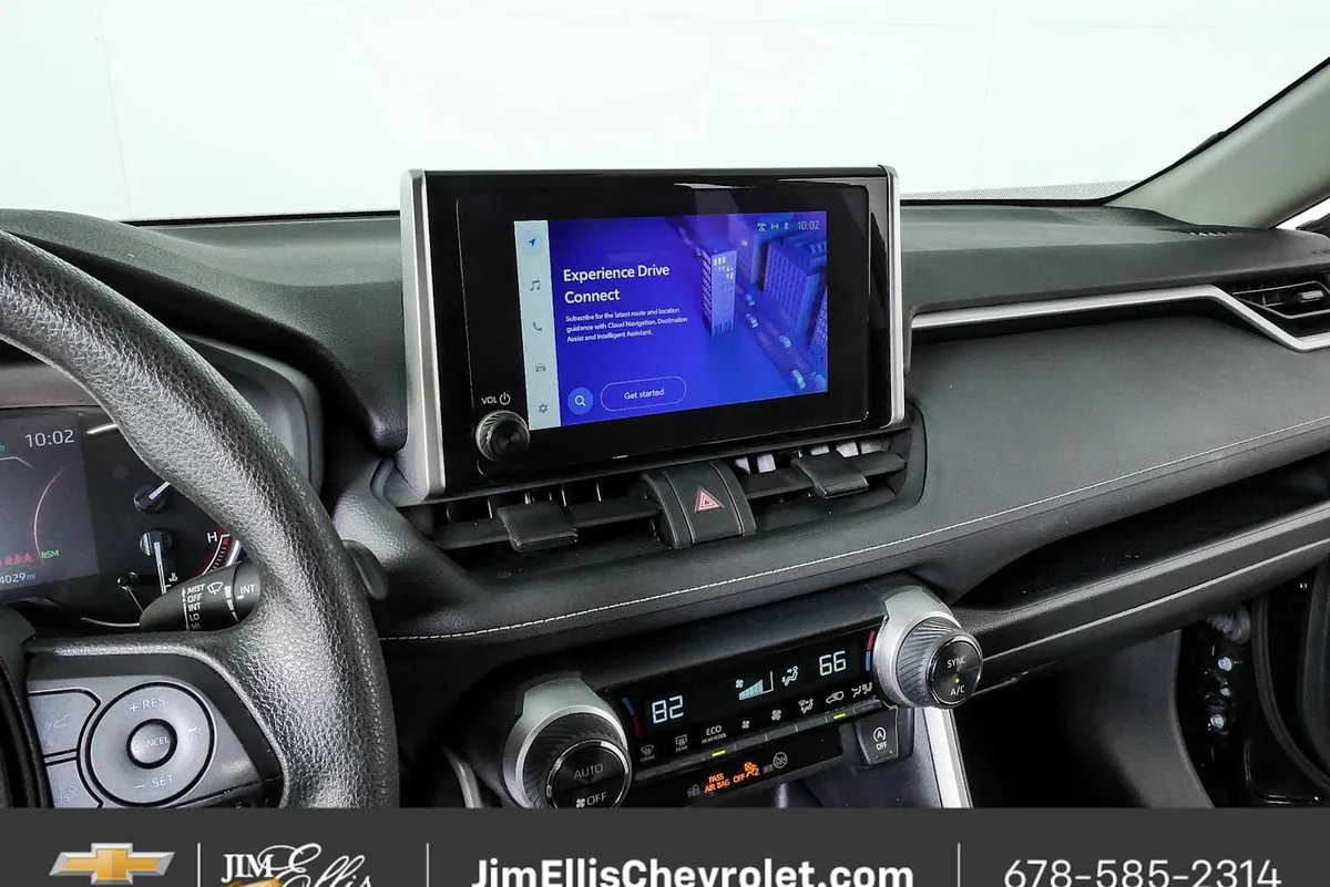 2025 Toyota RAV4 XLE thumbnail 12
