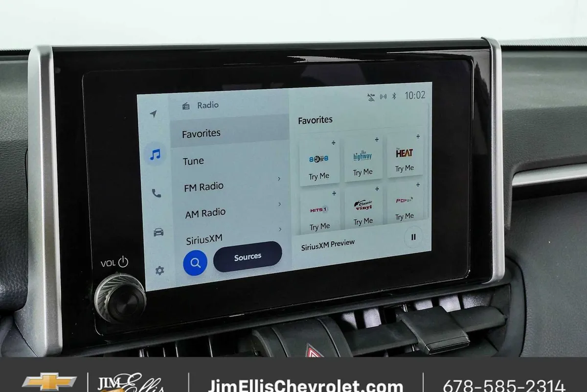 2025 Toyota RAV4 XLE thumbnail 14