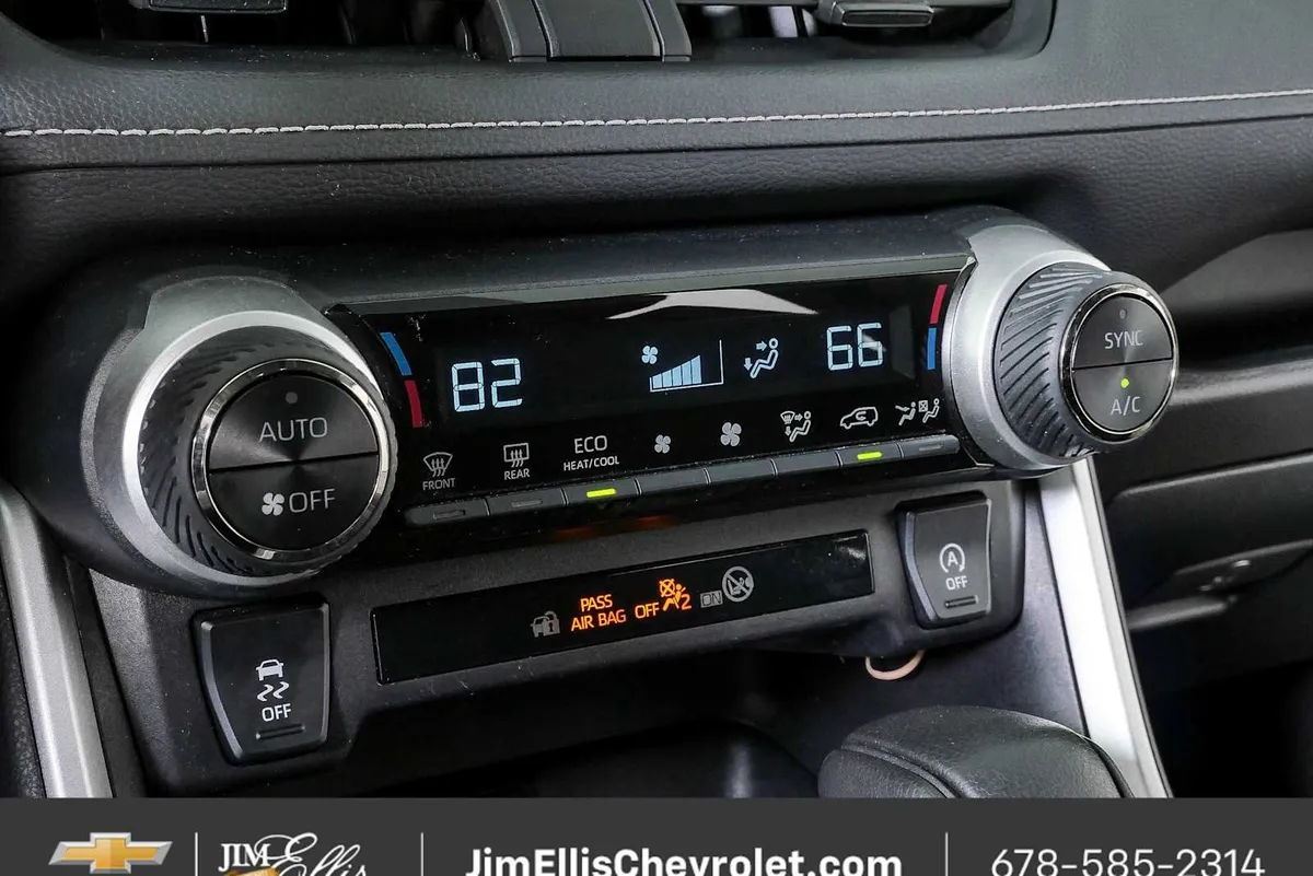 2025 Toyota RAV4 XLE thumbnail 15