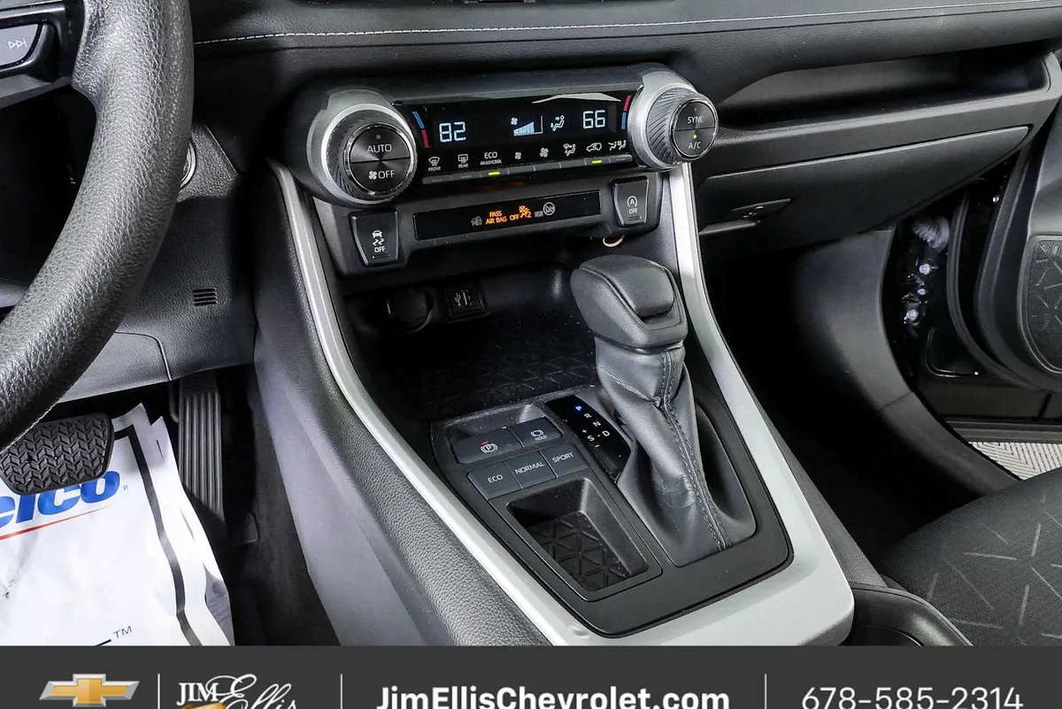 2025 Toyota RAV4 XLE thumbnail 16