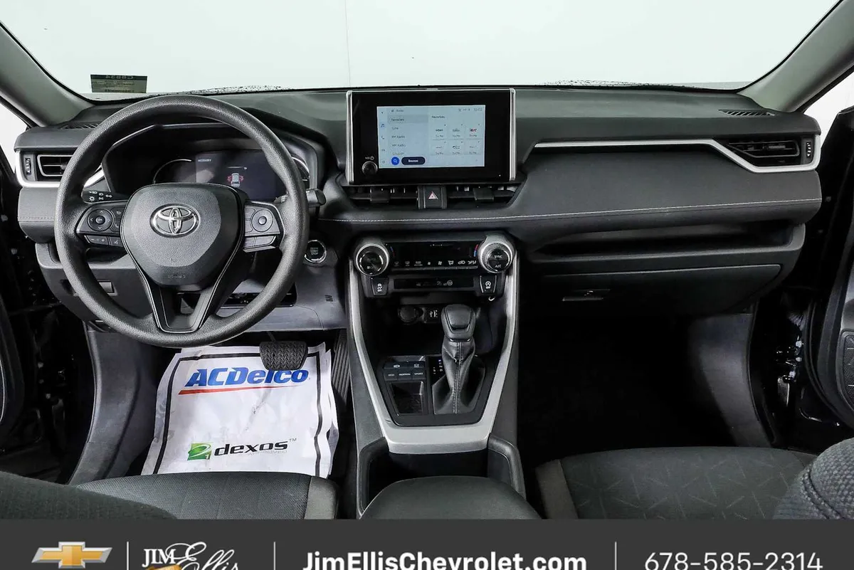 2025 Toyota RAV4 XLE thumbnail 17