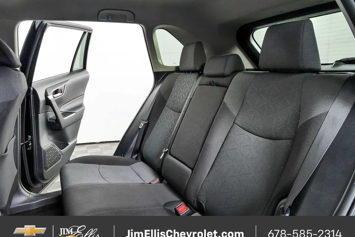 2025 Toyota RAV4 XLE thumbnail 18