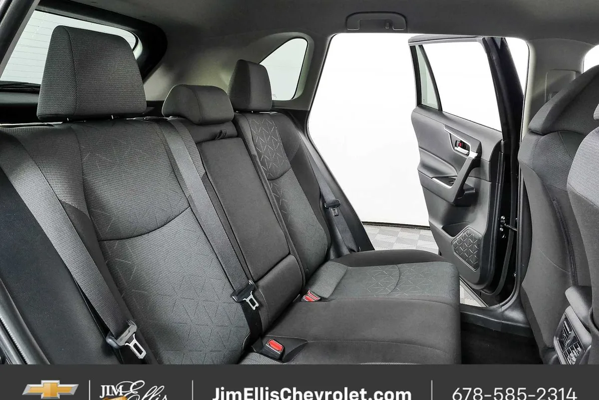 2025 Toyota RAV4 XLE thumbnail 19