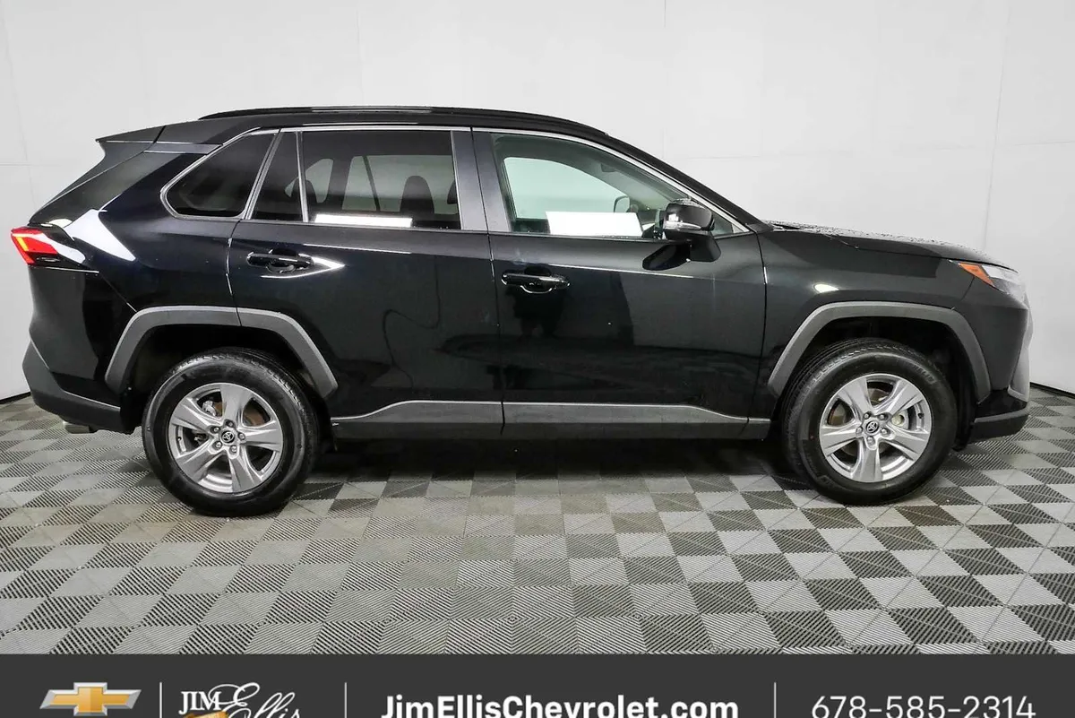 2025 Toyota RAV4 XLE thumbnail 2