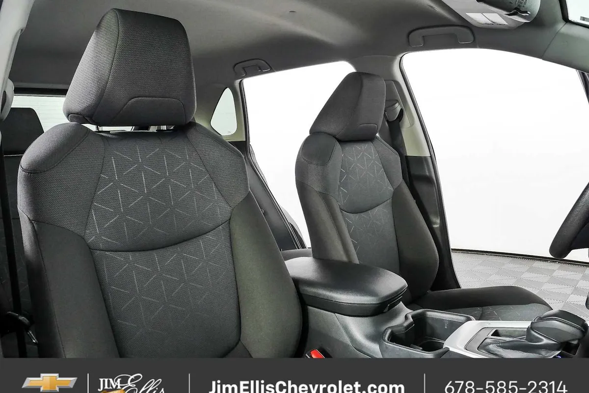 2025 Toyota RAV4 XLE thumbnail 20