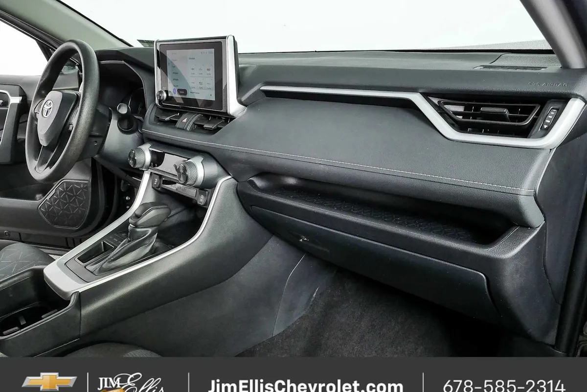 2025 Toyota RAV4 XLE thumbnail 21