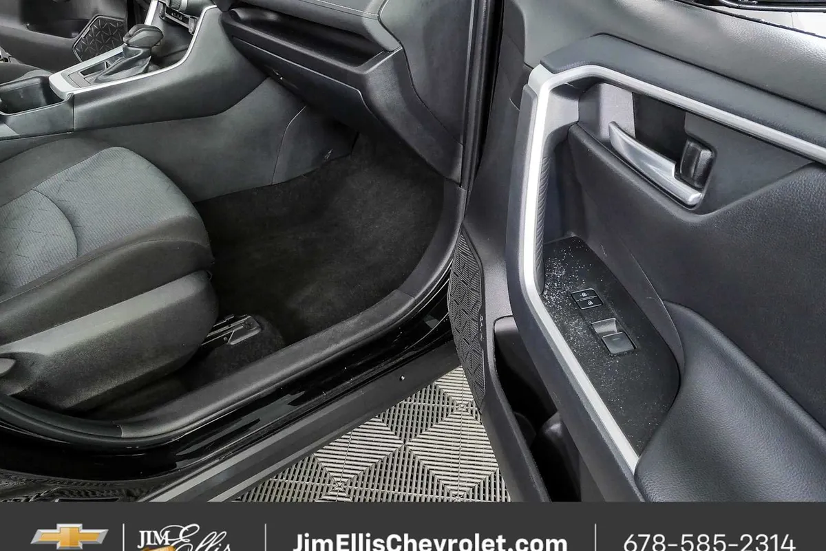 2025 Toyota RAV4 XLE thumbnail 22