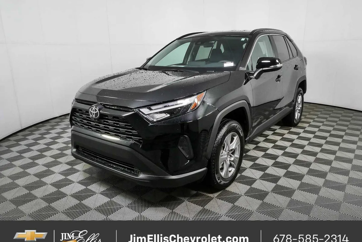 2025 Toyota RAV4 XLE thumbnail 24