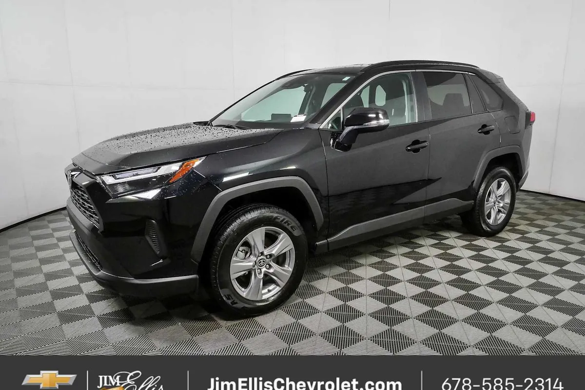 2025 Toyota RAV4 XLE thumbnail 25