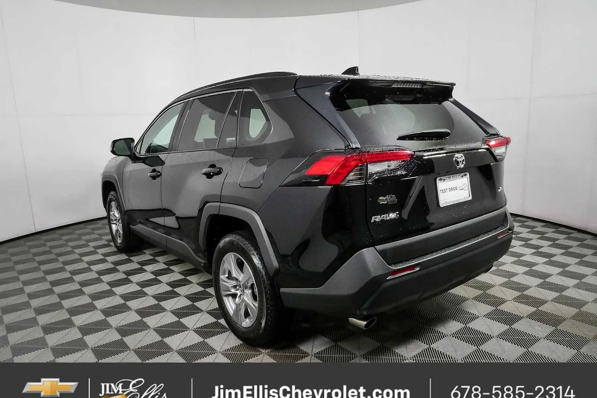 2025 Toyota RAV4 XLE thumbnail 26