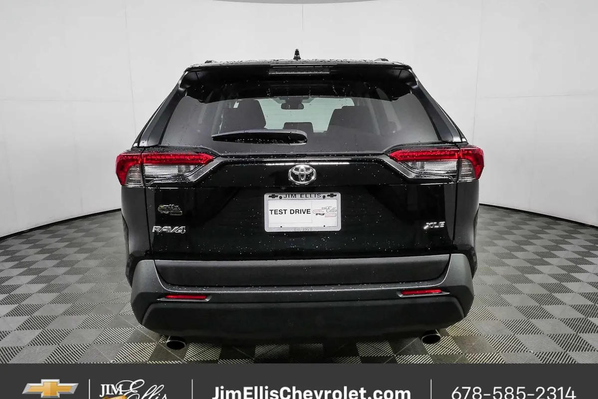 2025 Toyota RAV4 XLE thumbnail 27