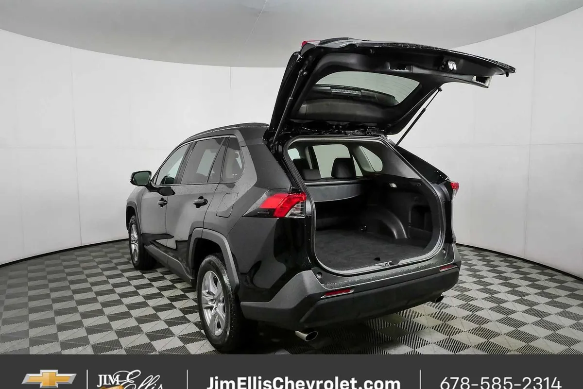 2025 Toyota RAV4 XLE thumbnail 29