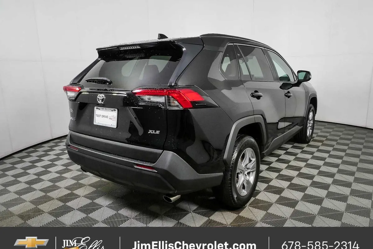 2025 Toyota RAV4 XLE thumbnail 3