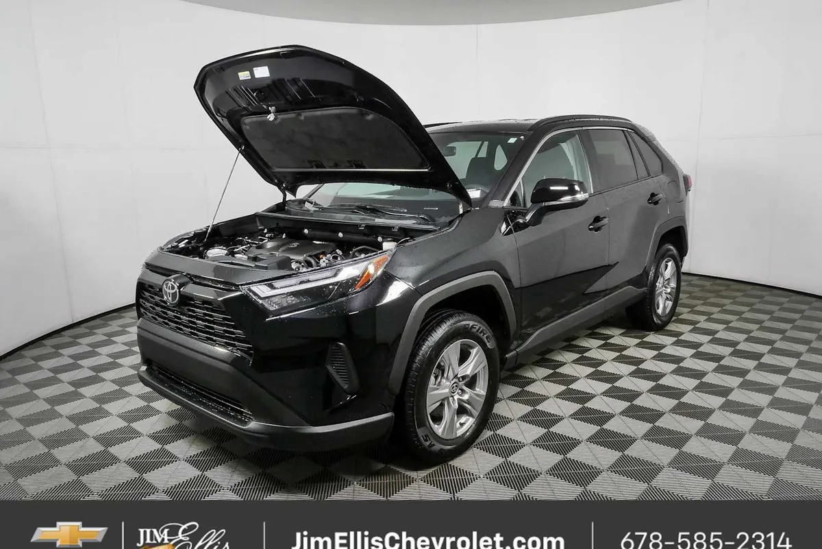 2025 Toyota RAV4 XLE thumbnail 30