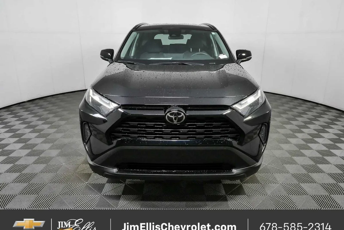 2025 Toyota RAV4 XLE thumbnail 32