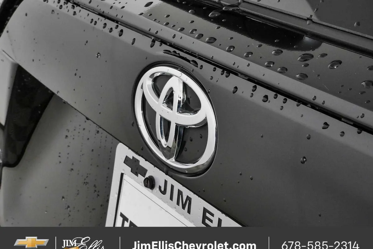 2025 Toyota RAV4 XLE thumbnail 33
