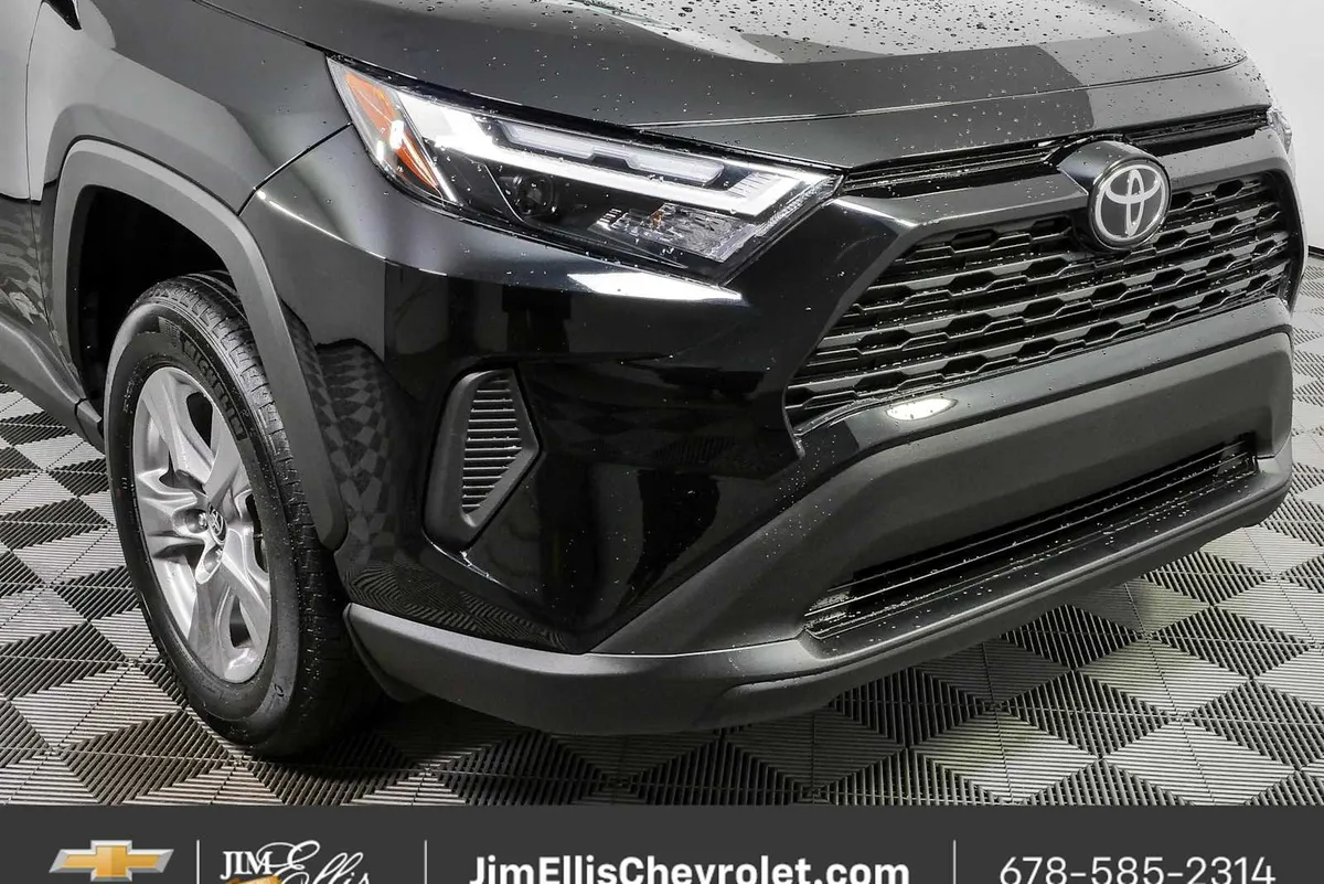 2025 Toyota RAV4 XLE thumbnail 34