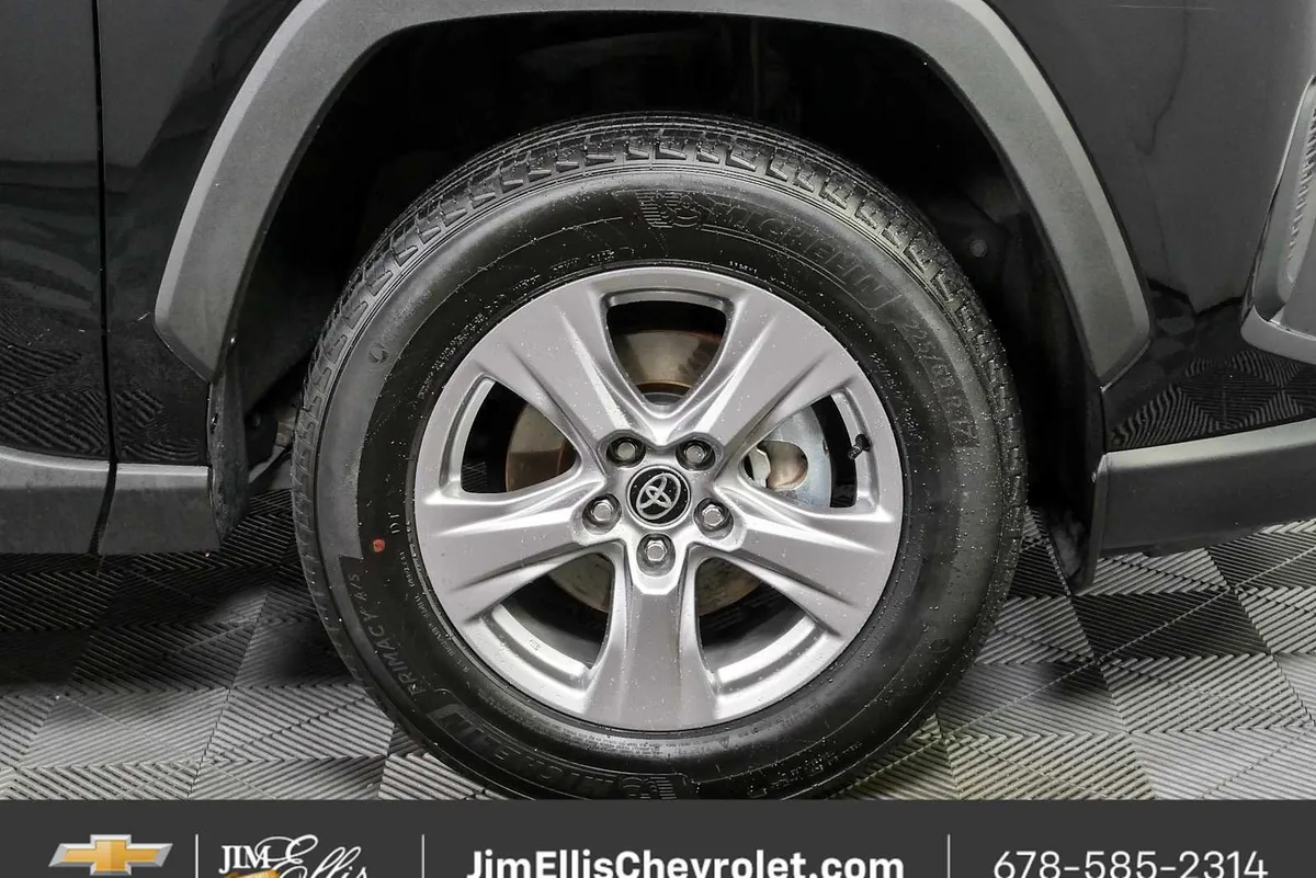 2025 Toyota RAV4 XLE thumbnail 35