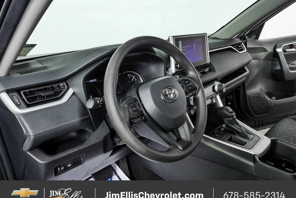 2025 Toyota RAV4 XLE thumbnail 4