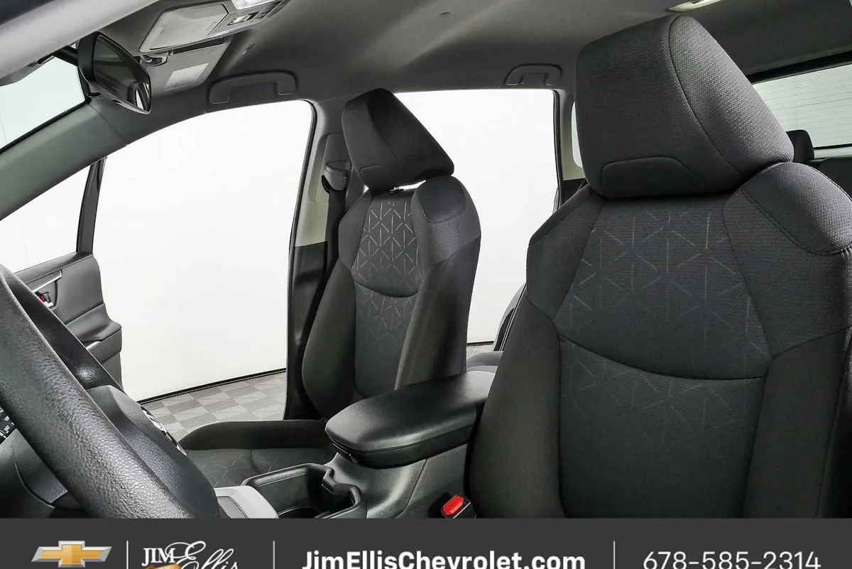 2025 Toyota RAV4 XLE thumbnail 5