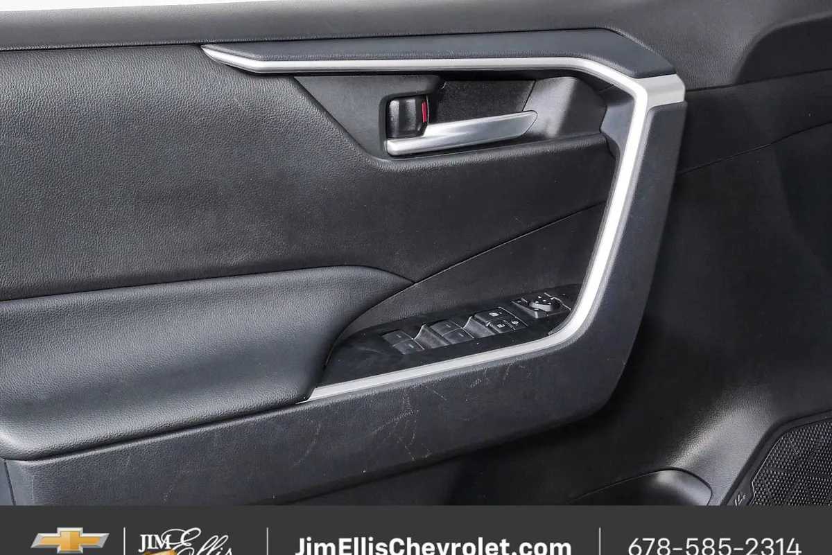 2025 Toyota RAV4 XLE thumbnail 6