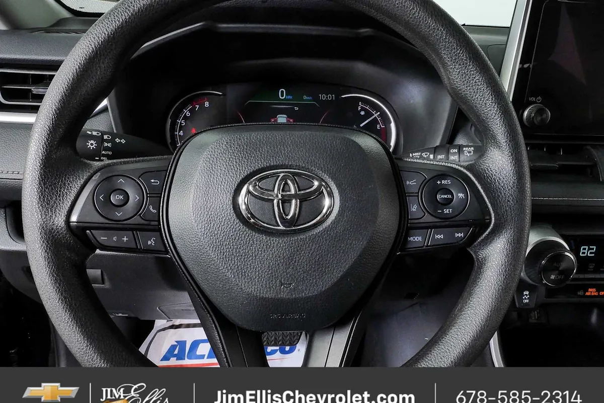 2025 Toyota RAV4 XLE thumbnail 8