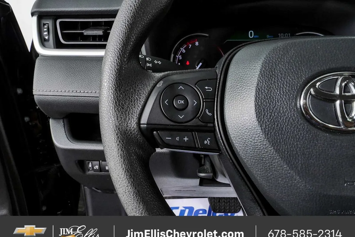 2025 Toyota RAV4 XLE thumbnail 9