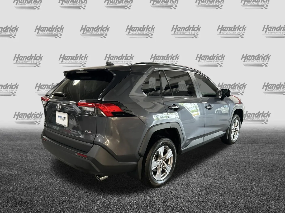 2025 Toyota RAV4 XLE thumbnail 10