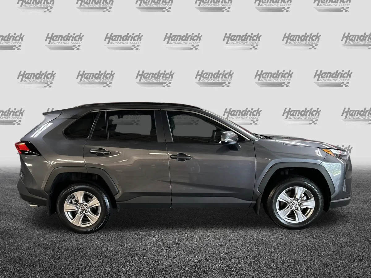2025 Toyota RAV4 XLE thumbnail 11