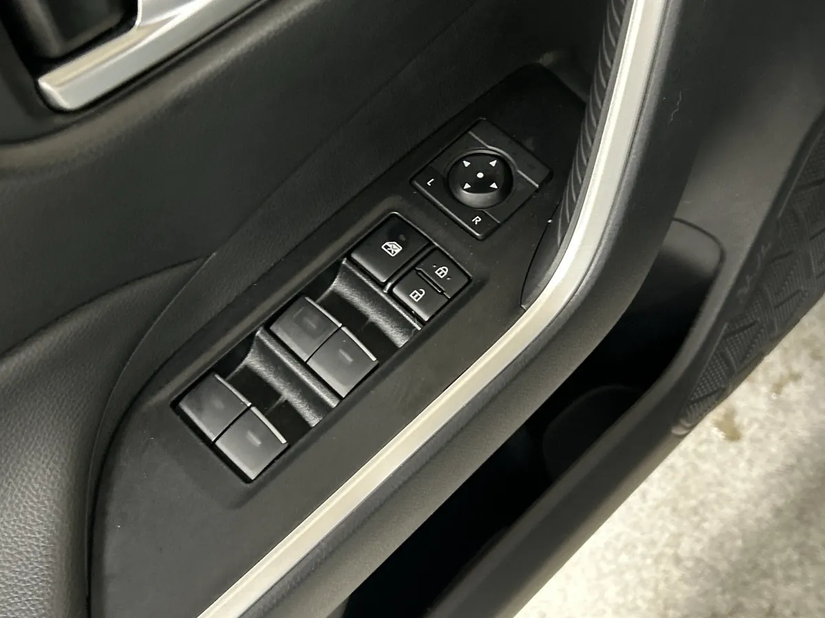 2025 Toyota RAV4 XLE thumbnail 15