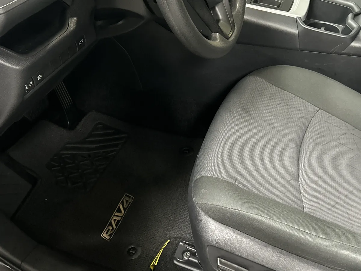 2025 Toyota RAV4 XLE thumbnail 17