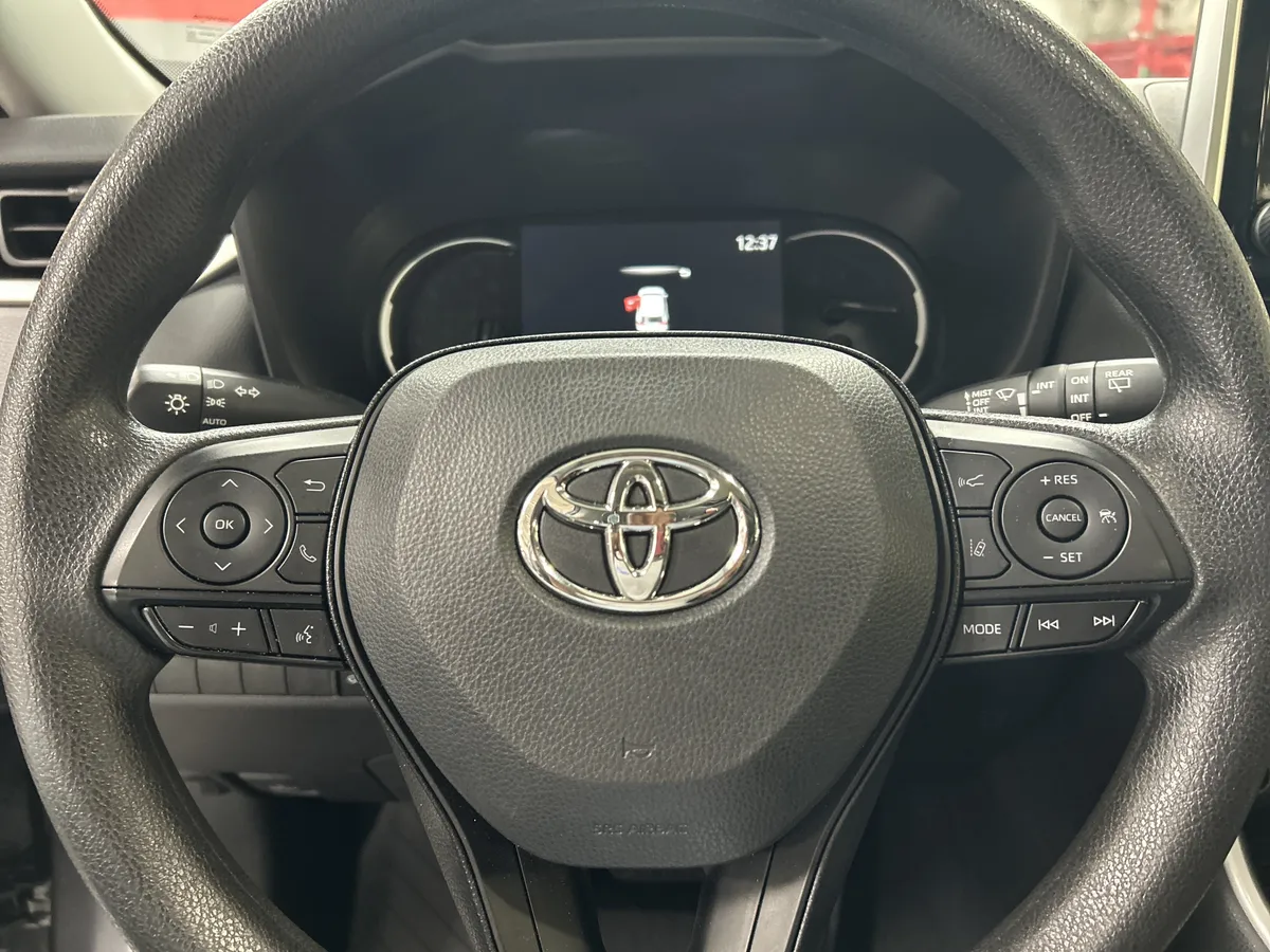 2025 Toyota RAV4 XLE thumbnail 18