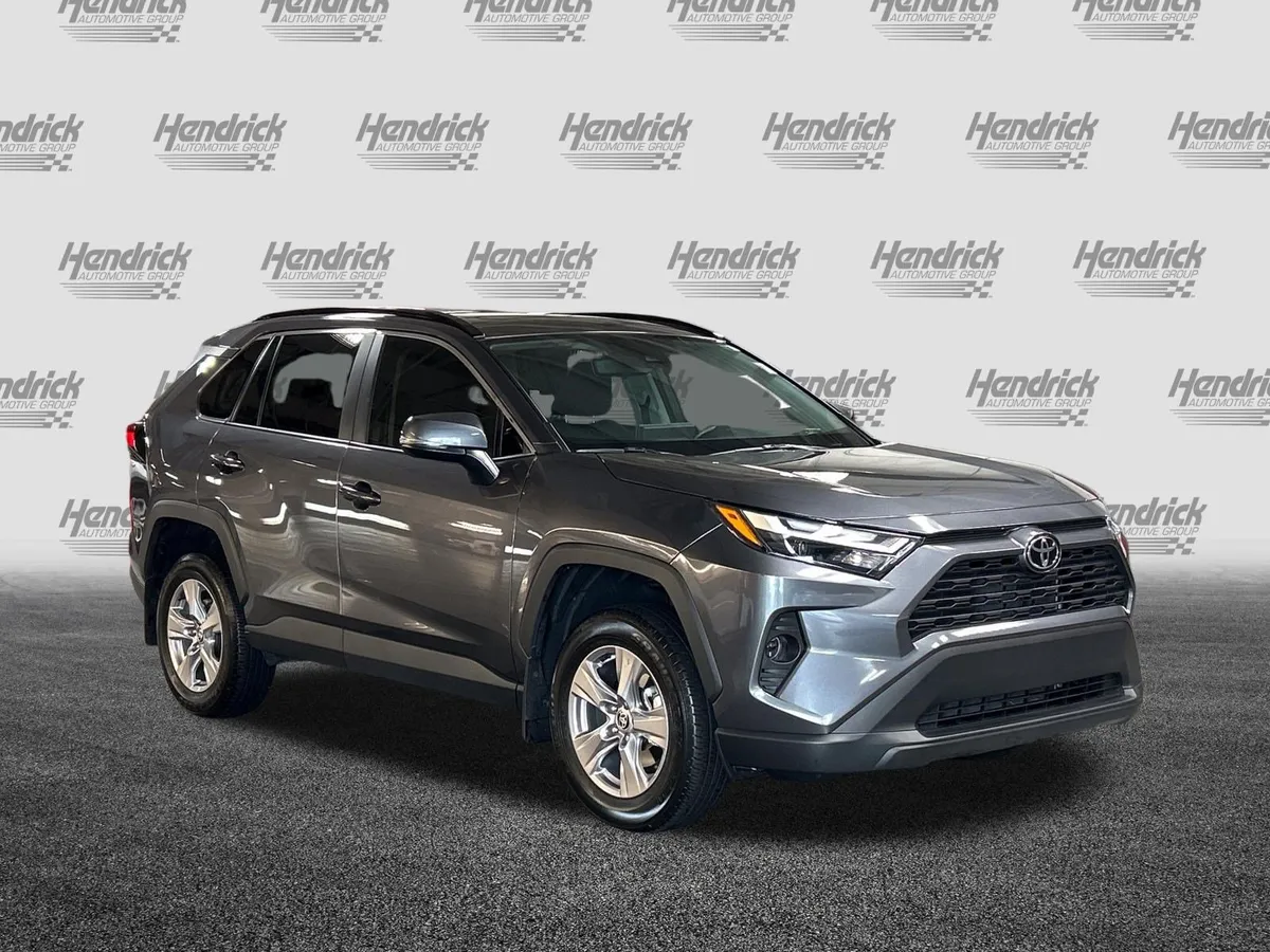 2025 Toyota RAV4 XLE thumbnail 2