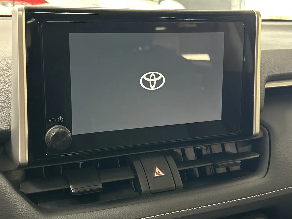 2025 Toyota RAV4 XLE thumbnail 23