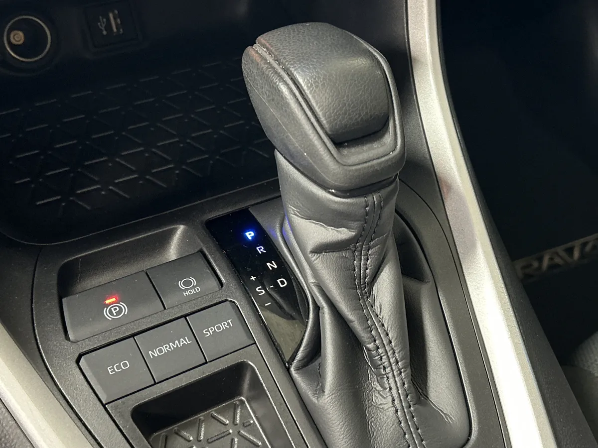 2025 Toyota RAV4 XLE thumbnail 25