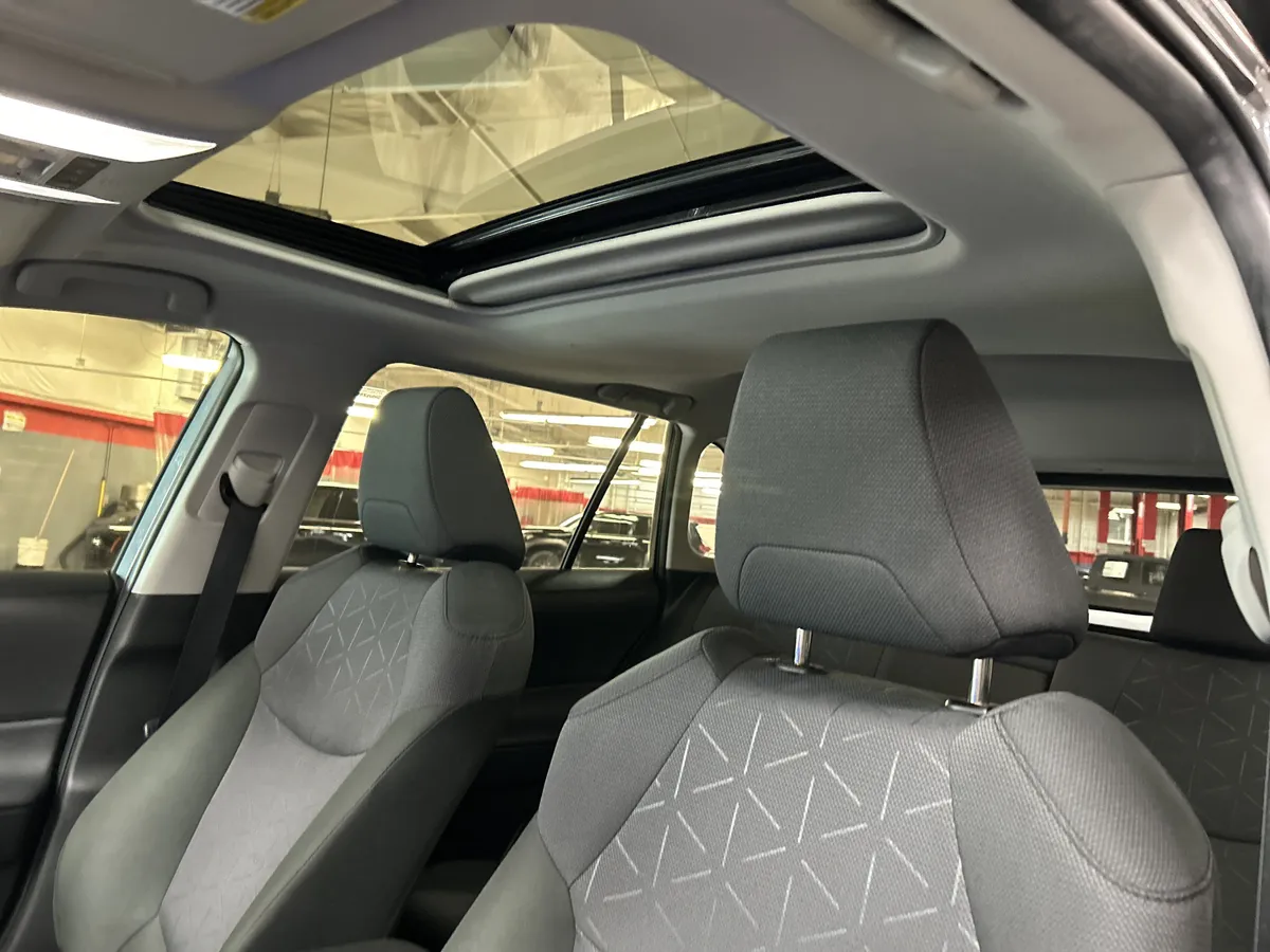 2025 Toyota RAV4 XLE thumbnail 27