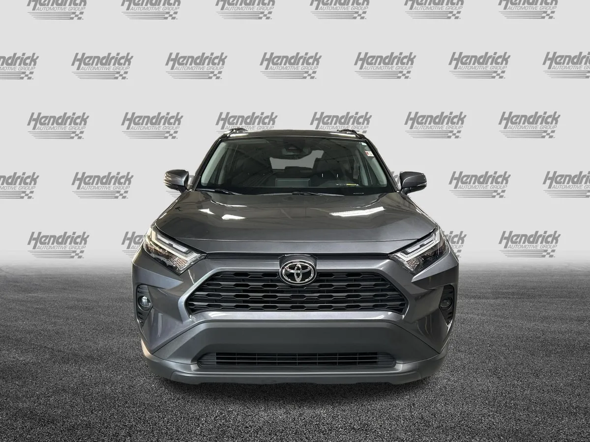2025 Toyota RAV4 XLE thumbnail 3