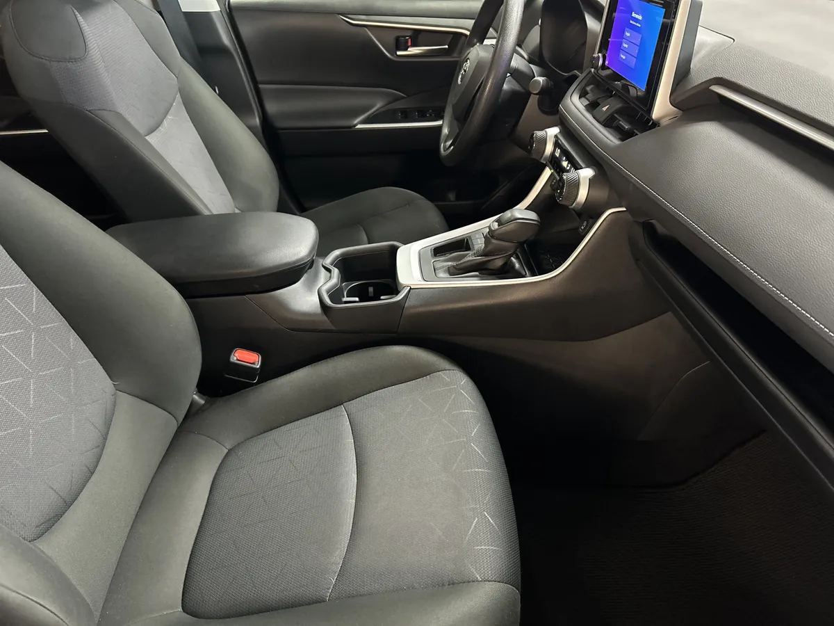 2025 Toyota RAV4 XLE thumbnail 32