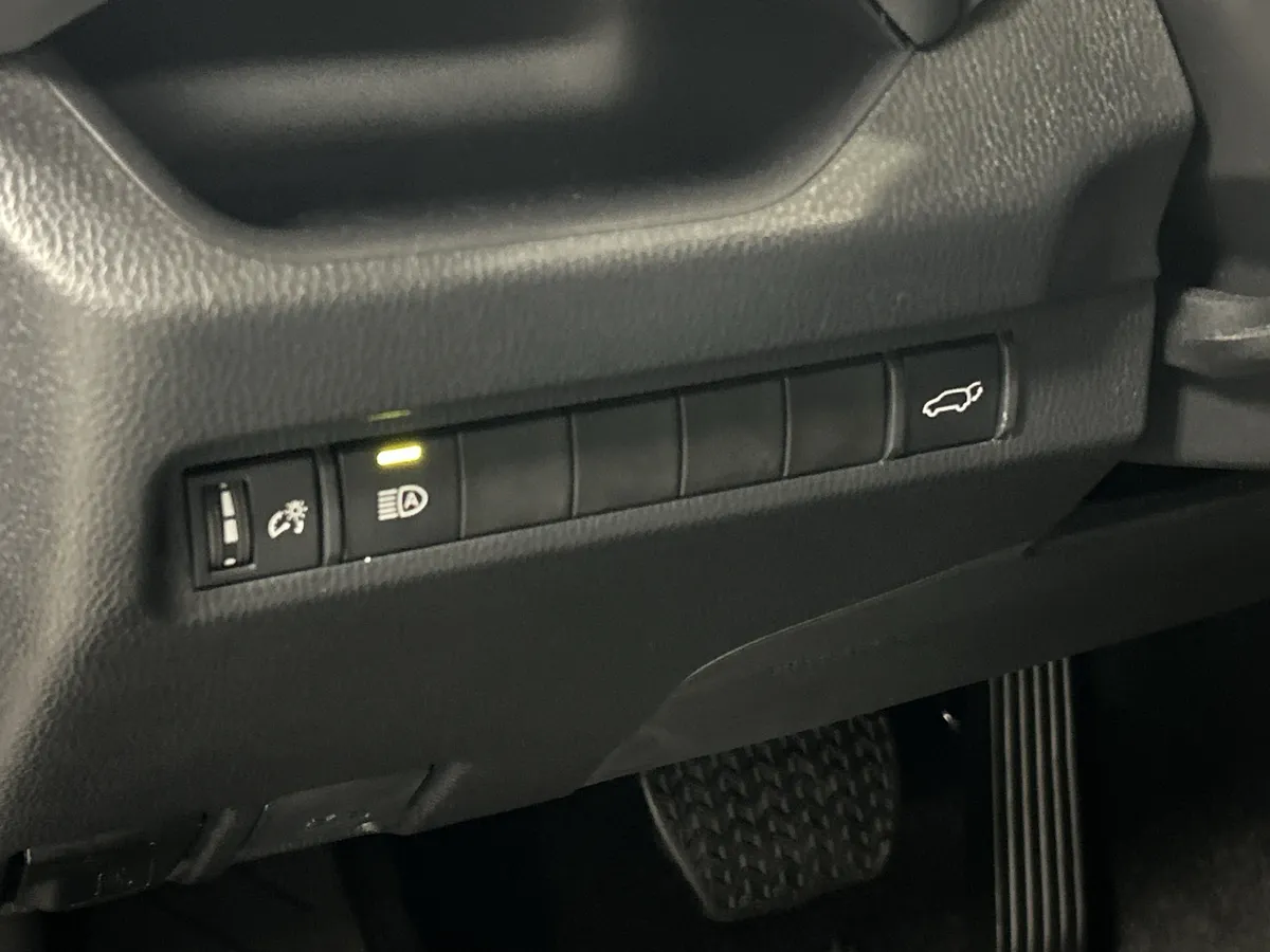 2025 Toyota RAV4 XLE thumbnail 34