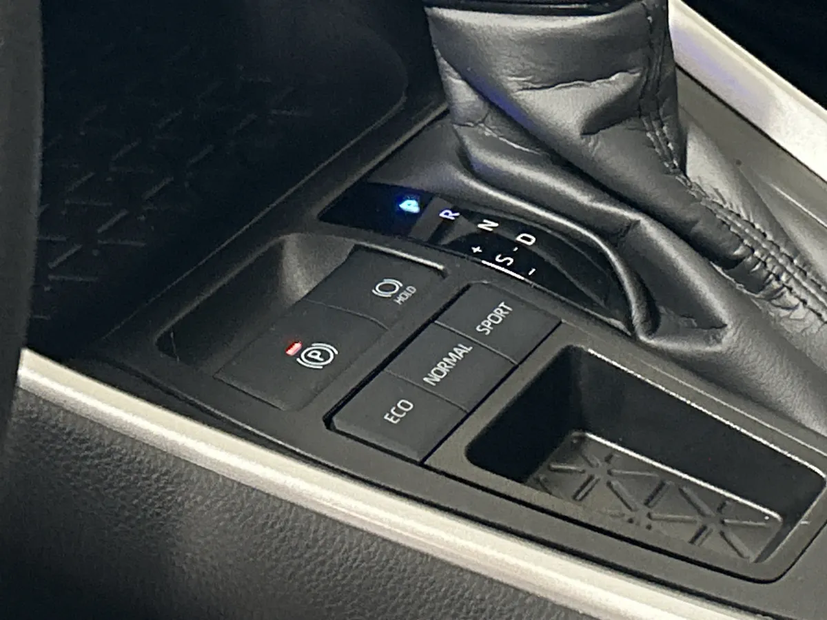 2025 Toyota RAV4 XLE thumbnail 35