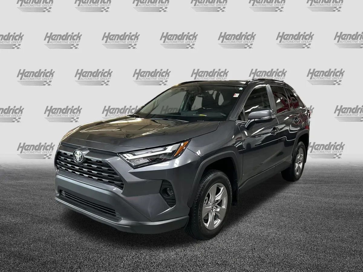 2025 Toyota RAV4 XLE thumbnail 5